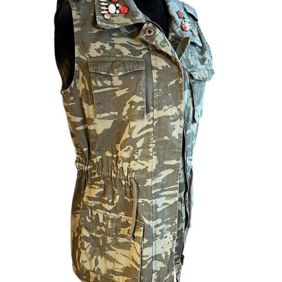 Decree women’s  M camo vest with jewels on collar, NWT - Picture 3 of 12